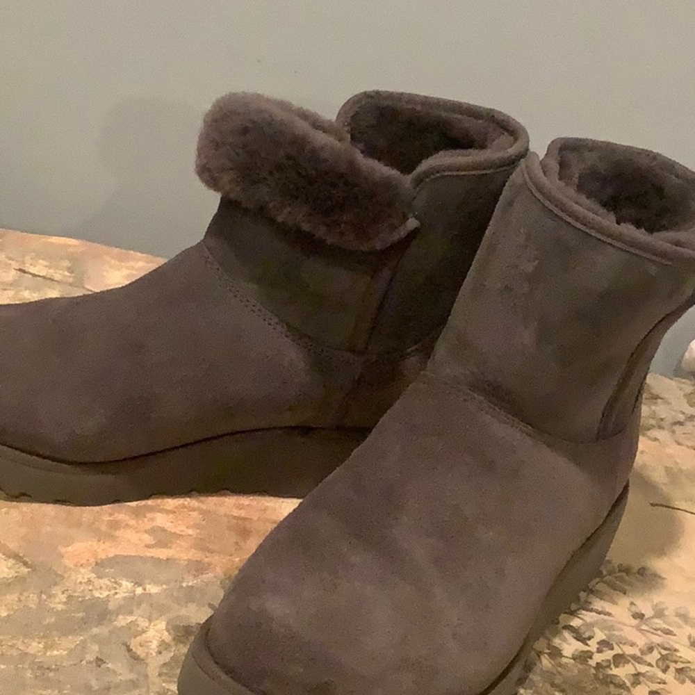 UGGS WOMEN’S BOOT - Picture 2 of 4